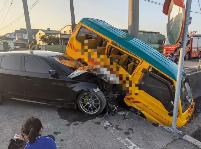 托兒所校車被轎車從側(cè)邊撞上，車體嚴重毀損。圖片來源：臺灣《聯(lián)合報》民眾供圖