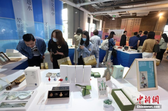 9月28日，“一帶一路，文明之橋”圖書文創展在北京圖書大廈開幕，圖為觀眾參觀展覽。<a target='_blank' href='/'><p  align=