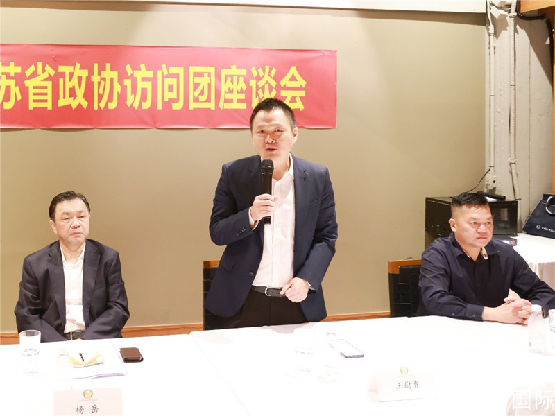 中國駐里約總領館副總領事王尉育（中）在座談會上致辭。人民網記者 陳海琪攝