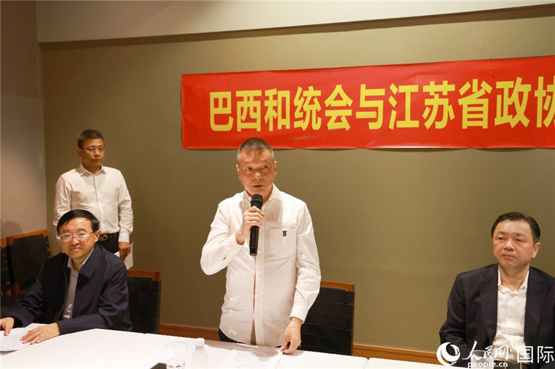 巴西和統會會長王俊曉（中）在座談會上致辭。人民網記者 陳海琪攝