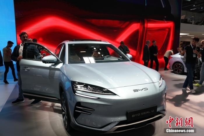 2023年德國國際汽車及智慧出行博覽會(huì)(IAA mobility)(亦簡稱慕尼黑國際車展)將于9月5日正式開幕。在9月4日舉行的媒體日，記者看到諸品牌紛紛攜“拳頭”產(chǎn)品亮相。圖為當(dāng)日比亞迪SEAL U在歐洲首秀。<a target='_blank' href='/'><p  align=