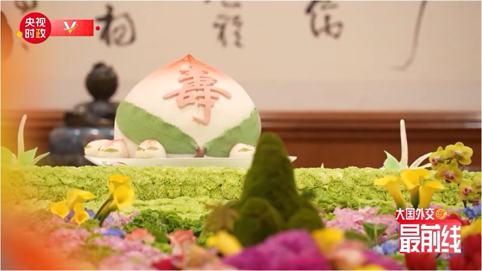 圖為今年7月基辛格訪華時午宴上的壽桃。來源：央視新聞截圖