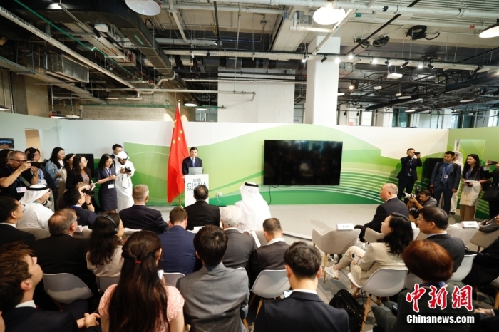 當地時間11月30日，《聯合國氣候變化框架公約》第28次締約方大會(COP28)中國角開幕式暨“生態文明與美麗中國實踐”邊會在迪拜舉行。圖為中國生態環境部部長黃潤秋在邊會上發表致辭。<a target='_blank' href='/' _fcksavedurl='/'><p  align=