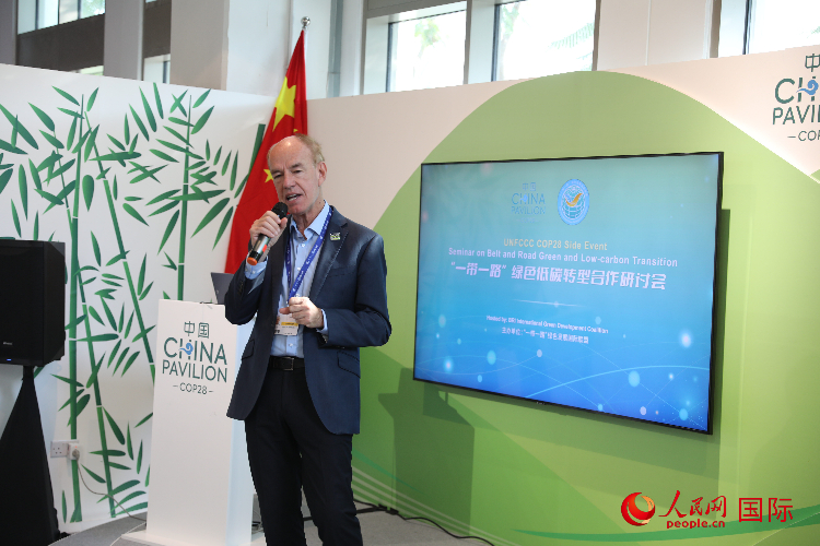 綠色聯(lián)盟聯(lián)合主席、世界自然基金會國際特使蘭博蒂尼在“一帶一路”綠色低碳轉(zhuǎn)型合作研討會上發(fā)言。人民網(wǎng)記者 張志文攝