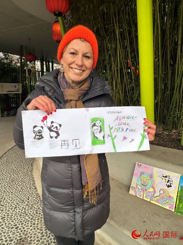 桑德拉和德國小朋友們的作品。右圖寫著“祝福好運(yùn)，再見 Pit和Paule（“夢想”“夢圓”的德語名字）”。人民網(wǎng)記者 徐馨攝