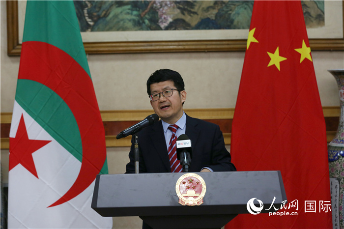 李健在招待會上致辭。人民網記者 郝瑞敏攝