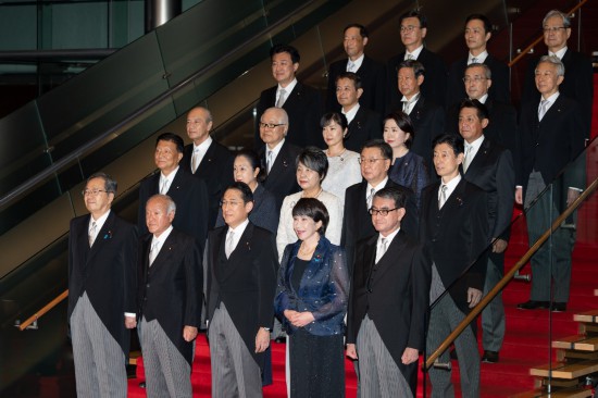 9月13日，日本首相岸田文雄（前排中）在東京的首相官邸率閣僚合影。新華社記者張笑宇攝
