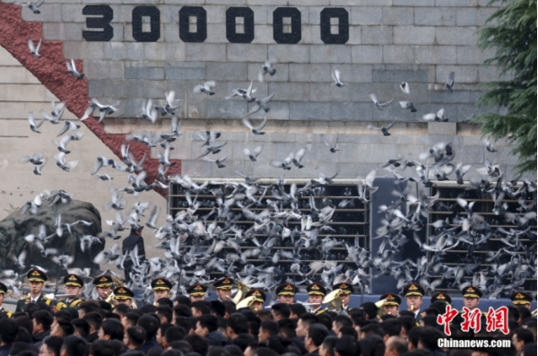 12月13日是第十個南京大屠殺死難者國家公祭日。當天上午，南京大屠殺死難者國家公祭儀式在侵華日軍南京大屠殺遇難同胞紀念館舉行。圖為國家公祭儀式現場。中新社記者 泱波 攝