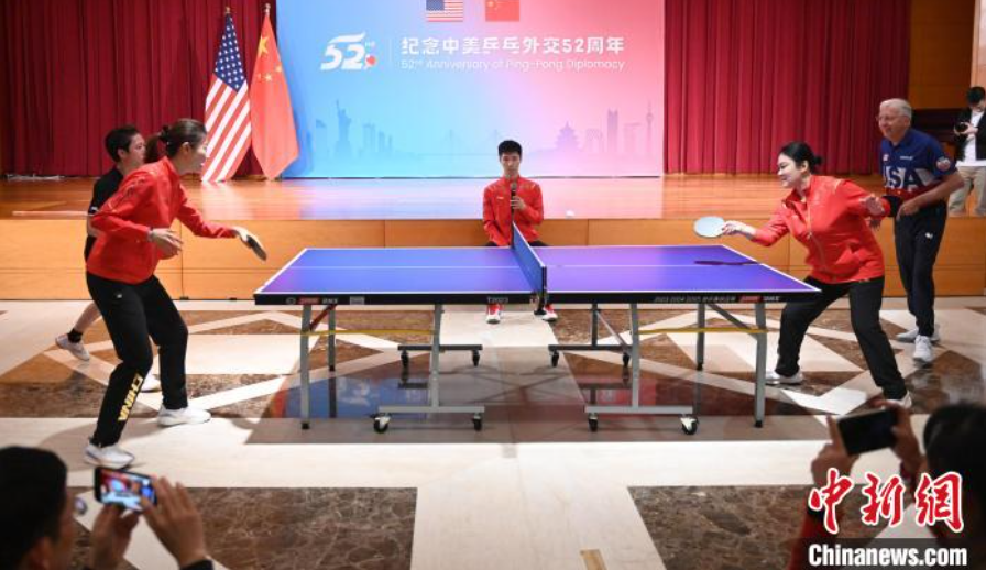 當地時間12月13日，中國駐美使館在華盛頓舉辦慶?；顒蛹o念中美乒乓外交52周年。圖為丁寧、劉偉、戴爾等中美運動員上演混雙表演賽。中新社記者 陳孟統 攝
