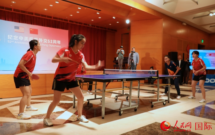 來自北京大學(xué)、美國弗吉尼亞大學(xué)的中美青年乒乓球運(yùn)動員進(jìn)行表演賽。人民網(wǎng)記者 李志偉攝