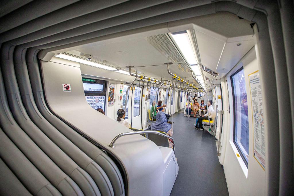9月14日，乘客在泰國曼谷搭乘“黃線”列車。泰國曼谷是世界著名旅游目的地之一，當(dāng)?shù)厝税堰@座城市的高架軌道交通系統(tǒng)稱為“曼谷天鐵”。2023年下半年，由位于安徽蕪湖的中車浦鎮(zhèn)阿爾斯通運輸系統(tǒng)公司生產(chǎn)并提供的單軌道列車“天鐵黃線”在曼谷正式運營，11月同樣由該公司生產(chǎn)并提供列車的“天鐵粉線”也在曼谷開始試運行。“中國智造”從中國蕪湖來到泰國曼谷，讓曼谷近郊與市中心的連接更為緊密，豐富城市面貌的同時，也為當(dāng)?shù)匕l(fā)展注入新活力。（新華社記者王騰攝）