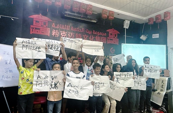 學(xué)著用中文書寫自己姓名的埃及兒童們。埃及希克邁特文化集團(tuán)供圖