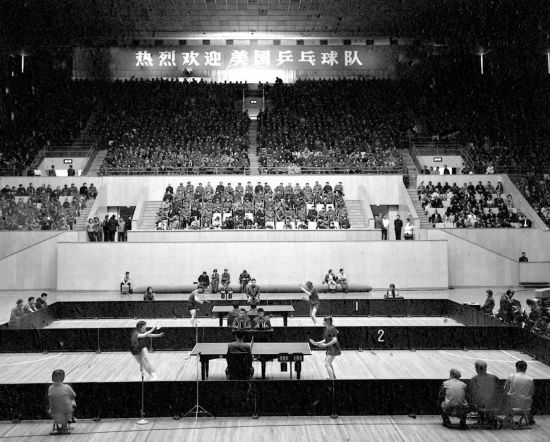 圖為1971年4月13日，中華全國體育總會舉行歡迎儀式，歡迎前來中國進行訪問的美國乒乓球代表團。中美兩國乒乓球運動員在北京首都體育館進行了友誼比賽。新華社發(fā)