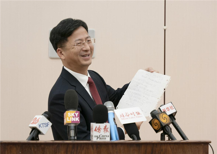 張建敏總領事向媒體展示領區小學生來信。中國駐舊金山總領館供圖