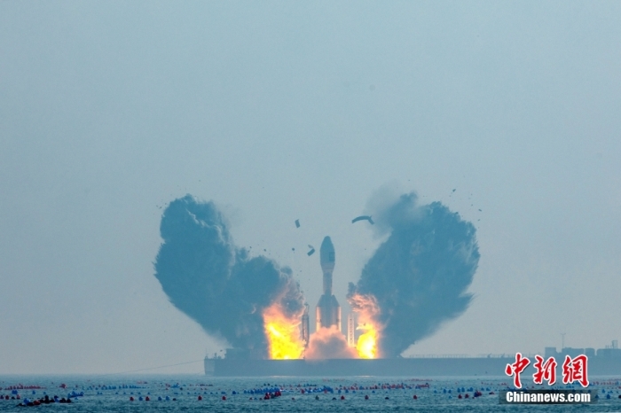 北京時間1月11日13時30分，引力一號遙一運載火箭由太原衛星發射中心在山東海陽附近海域點火升空，將云遙一號18～20星3顆衛星送入預定軌道，飛行試驗任務獲得圓滿成功。這是引力一號火箭首次飛行，創造全球最大固體運載火箭、中國運力最大民商火箭紀錄。圖/太原衛星發射中心
