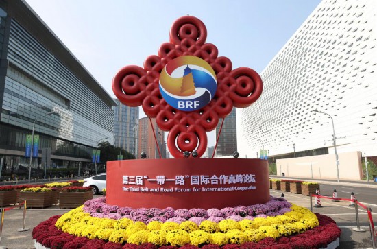 這是2023年10月17日在北京國家會議中心附近拍攝的“一帶一路”國際合作高峰論壇景觀布置。新華社記者 陳斌 攝