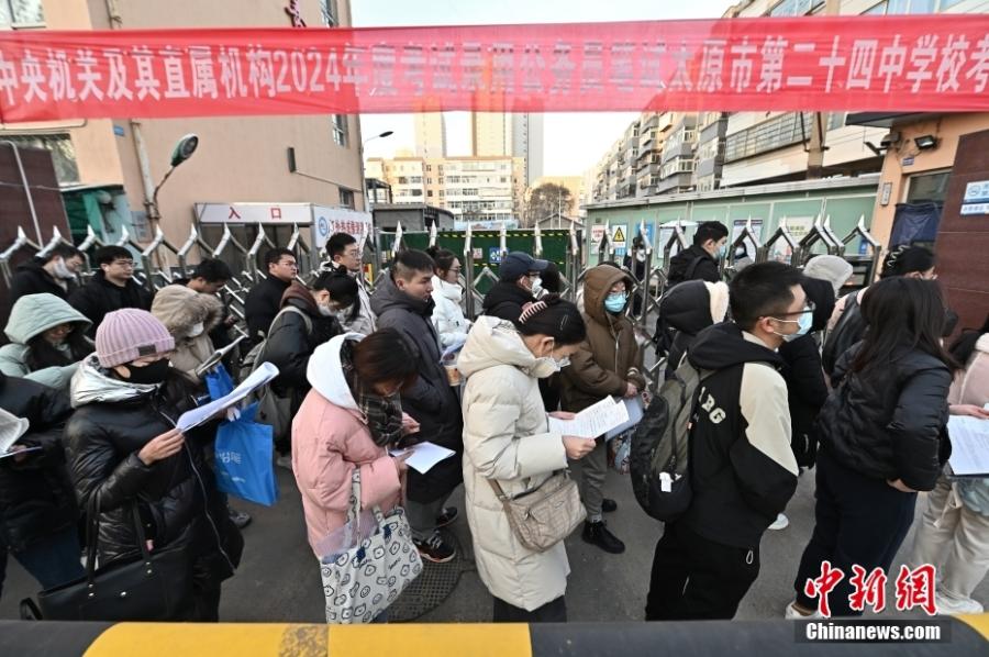 2023年11月26日，山西省太原市，考生步入考場。當(dāng)日，中央機關(guān)及其直屬機構(gòu)2024年度考試錄用公務(wù)員公共科目筆試開考。<a target='_blank' href='/'><p  align=