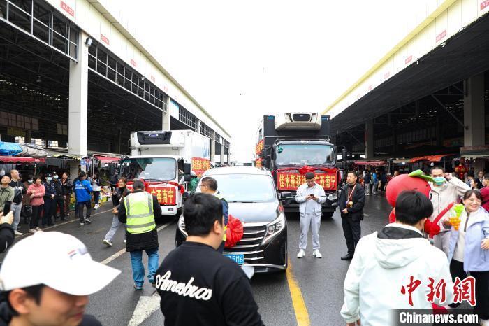 運載蔓越莓車隊前，不少民眾正在圍觀打卡。 王偉臣 攝