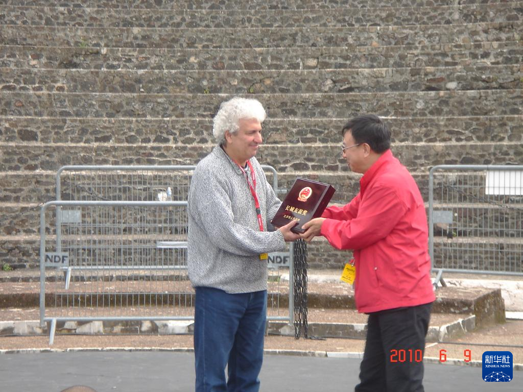 這是2010年帕特里克·索米耶（圖左）獲頒北京市人民政府授予的“長城友誼獎”時的資料照片。新華社發（受訪對象供圖）