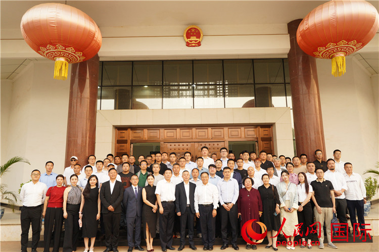 尼日利亞中國礦業聯合會2023年年會合影留念。人民網記者 姜宣攝