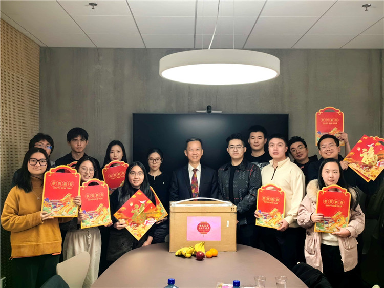中國駐瑞典大使崔愛民看望慰問瑞典隆德大學中國留學生。中國駐瑞典大使館供圖