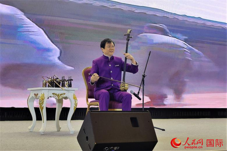 二胡演奏家、國家一級演員王之輝演奏《新春樂》。人民網記者 于宏建攝