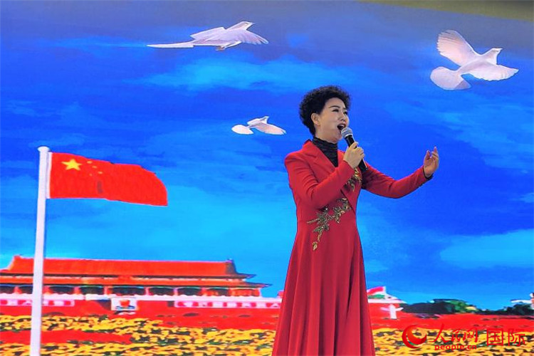 女高音歌唱家、國家一級演員江如虹演唱《我愛你中國》。人民網記者 于宏建攝