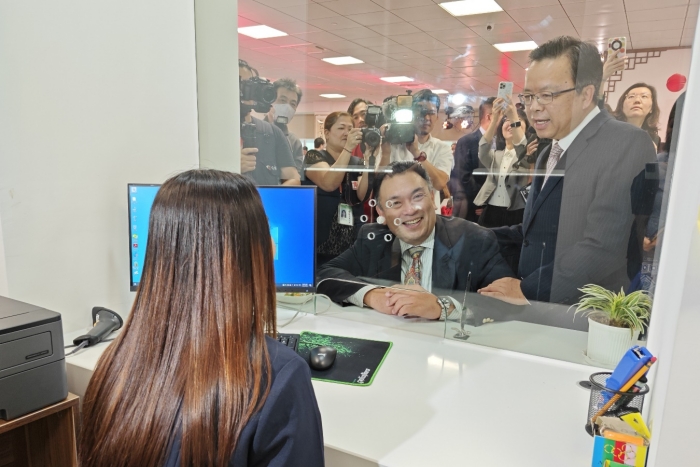 菲律賓外交部副外長多明戈作為“首位申請人”親自體驗了簽證申請流程。中國駐菲律賓使館供圖