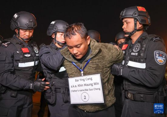 1月30日，在緬甸內比都國際機場，緬甸警方依法向我公安機關移交緬北重大犯罪嫌疑人白應蒼。新華社記者 殷剛 攝