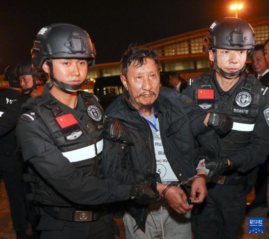 1月30日，在緬甸內比都國際機場，緬甸警方依法向我公安機關移交緬北重大犯罪嫌疑人魏懷仁。新華社記者 殷剛 攝