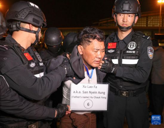 1月30日，在緬甸內比都國際機場，緬甸警方依法向我公安機關移交緬北重大犯罪嫌疑人徐老發。新華社記者 殷剛 攝