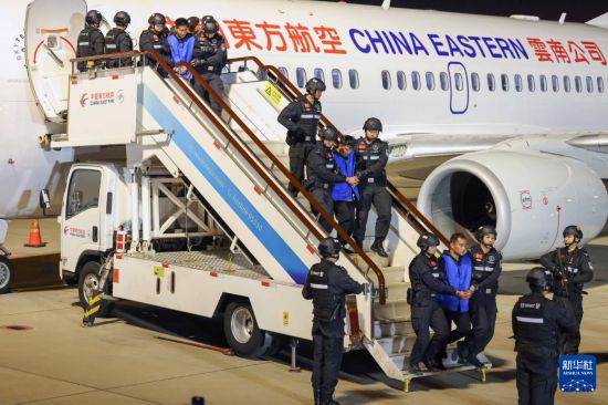 1月30日，在云南昆明長水機場，白所成、白應蒼、魏懷仁、劉正祥、劉正茂、徐老發等10名緬北重大犯罪嫌疑人被我公安機關成功押解回國。新華社記者 殷剛 攝