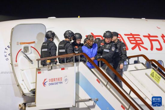 1月30日，在云南昆明長水機場，緬北重大犯罪嫌疑人白所成被我公安機關成功押解回國。新華社記者 殷剛 攝
