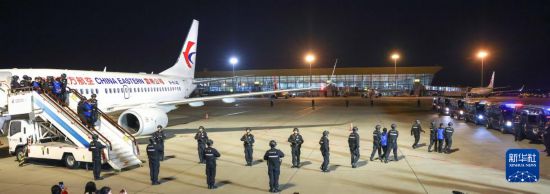 1月30日，在云南昆明長水機場，白所成、白應蒼、魏懷仁、劉正祥、劉正茂、徐老發等10名緬北重大犯罪嫌疑人被我公安機關成功押解回國。新華社記者 殷剛 攝