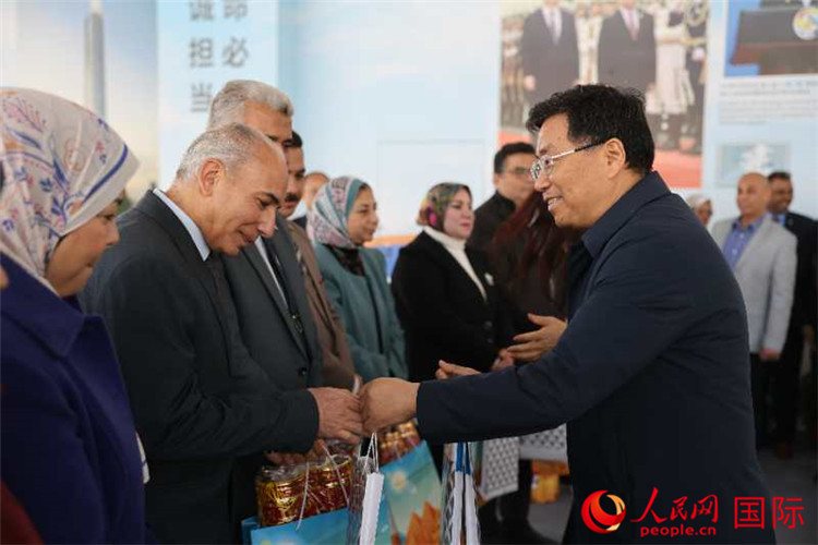 中建埃及分公司董事長常偉才為埃及師生發放新年禮包。人民網記者 黃培昭攝