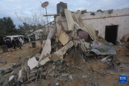 2月5日，在加沙地帶南部城市拉法，人們查看以軍空襲后的建筑廢墟。新華社發（哈立德·奧馬爾攝）