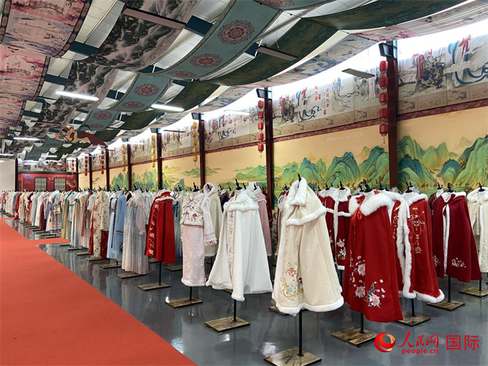 1月24日，在山東省菏澤市曹縣大集鎮穿越大唐漢服云倉直播基地展廳里擺放的漢服。 人民網 周琳佳攝