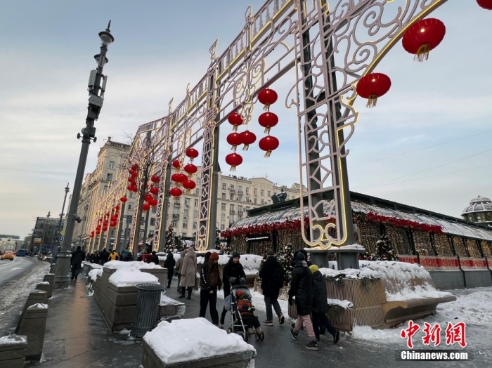 當地時間2月9日，中國農歷新年慶祝活動啟動儀式在莫斯科市中心的卡梅爾格爾斯基巷舉行。圖為特維爾大街裝飾的中國大紅燈籠。<a target='_blank' href='/'><p  align=