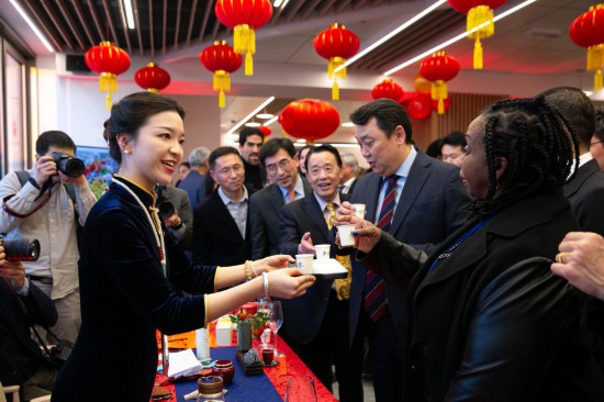 2月2日，人們在位于意大利羅馬的聯合國糧農組織總部體驗中國茶藝。新華社記者李京攝
