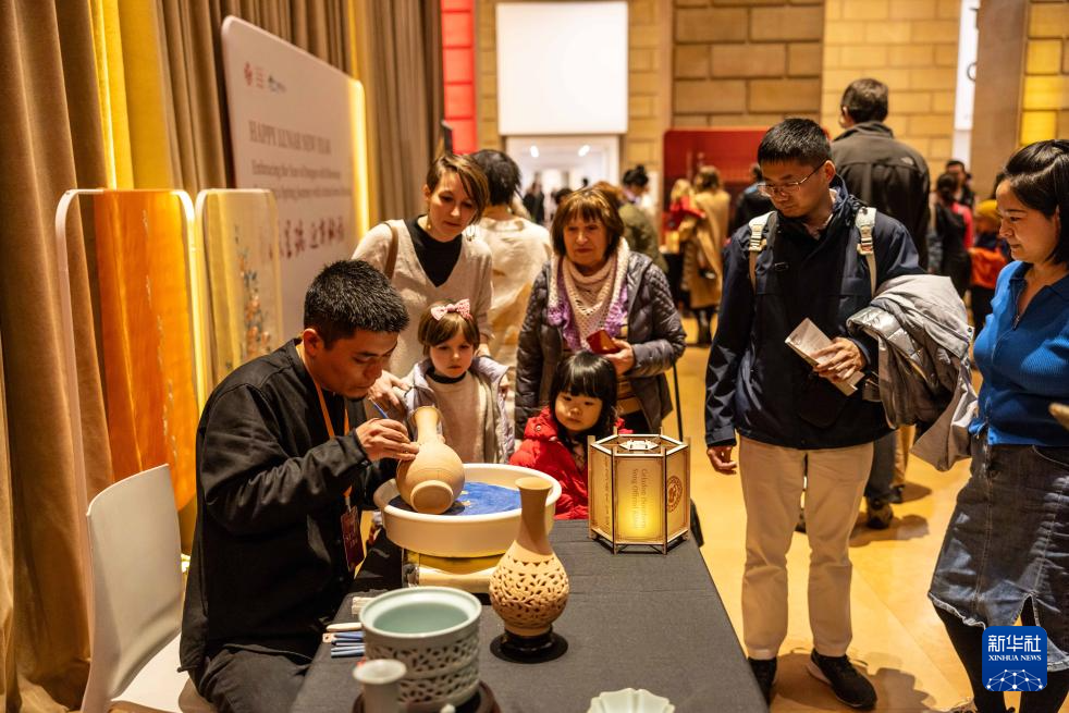 2月11日，參觀者在美國費(fèi)城藝術(shù)博物館舉行的龍年迎新春活動(dòng)上觀看瓷器制作。新華社發(fā)（周煥新攝）