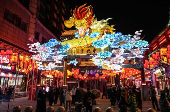 2月11日，游客在沈陽中街游覽。春節期間，各地燈火璀璨、火樹銀花，呈現出一幕幕流光溢彩的視覺盛宴。（新華社記者潘昱龍攝）