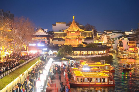 2月14日，游客在南京夫子廟景區賞燈游玩。（新華社發，蘇陽攝）