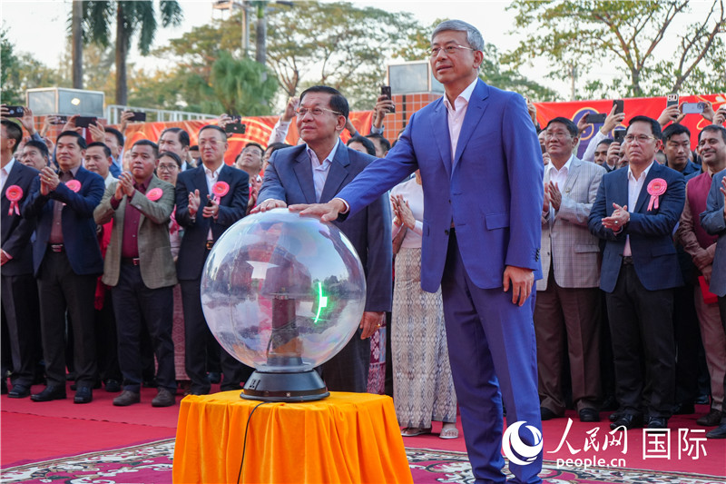 敏昂萊主席和陳海大使在中方援建和改造升級的仰光杜溫納國家體育館前共同按亮水晶球，啟動“錦繡唐人街”新春慶典-人民網記者謝佳君攝