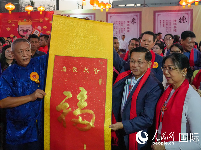敏昂萊主席夫婦在“錦繡唐人街”新春慶典活動現場體驗中國傳統書法藝術-人民網記者謝佳君攝
