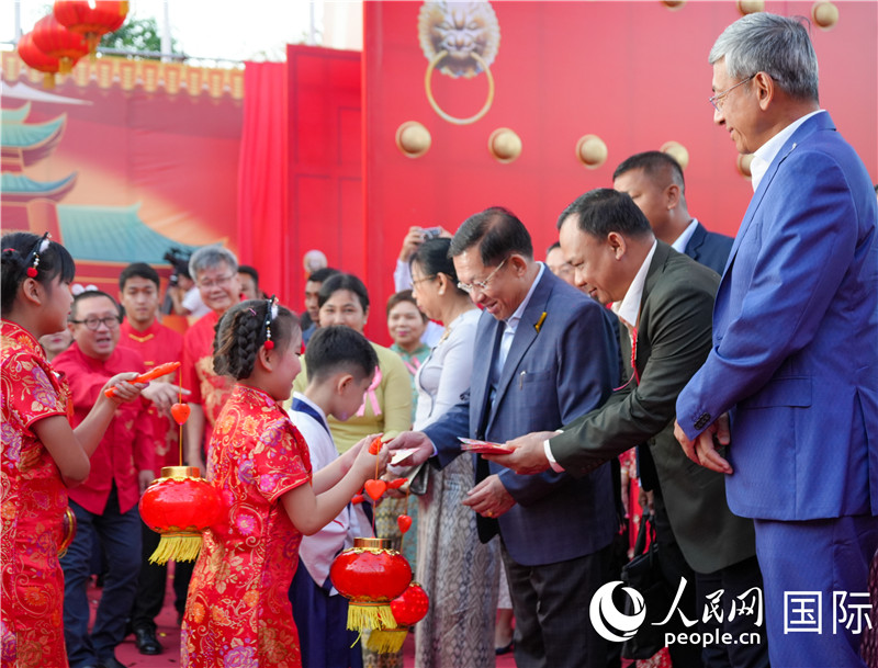 在活動現場，敏昂萊主席夫婦根據當地傳統向兒童送祝福1-人民網記者謝佳君攝
