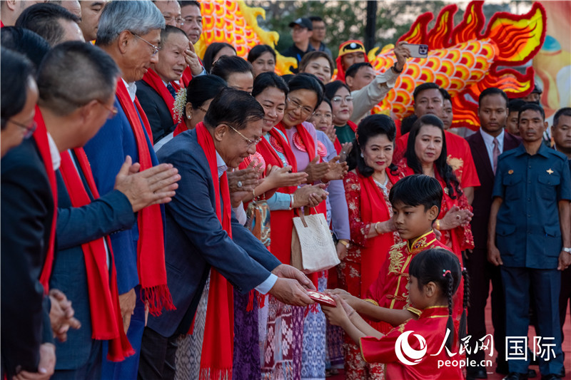在活動現場，敏昂萊主席根據當地傳統向兒童送祝福2-人民網記者謝佳君攝
