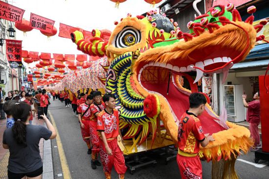 2月1日，由馬來西亞和中國的100多名青少年組成的舞龍隊在馬來西亞馬六甲市雞場街上共舞一條近200米的“長龍”。這是活動現場的“長龍”。新華社記者程一恒攝