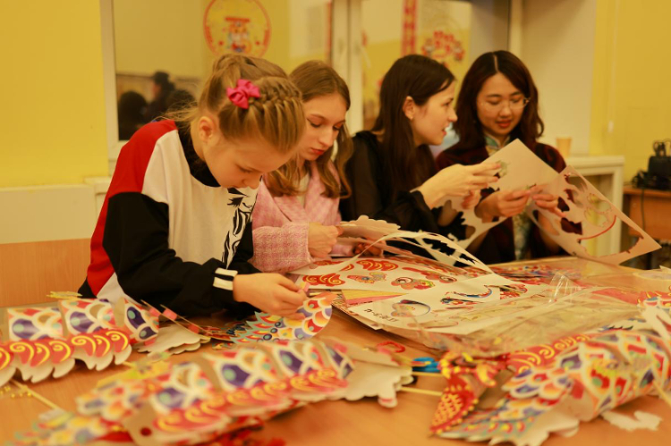 俄羅斯小朋友體驗中國傳統手工藝。俄羅斯國立人文大學孔子學院供圖