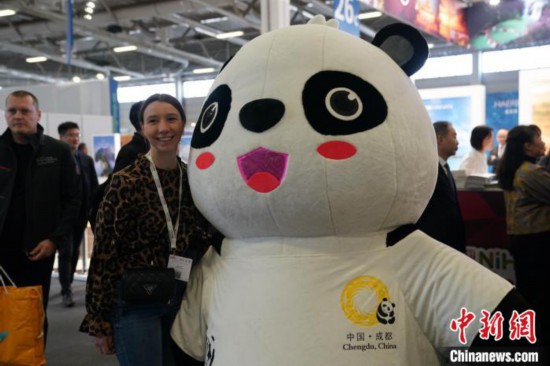 3月5日，2024年柏林國際旅游交易會(ITB)在柏林會展中心拉開帷幕。以“你好！中國”為主題的中國展區當日亮相展會。圖為觀眾與大熊貓人偶合影。中新社記者 馬秀秀 攝