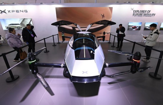 2023年12月1日，在鏈博會智能汽車鏈展區(qū)小鵬汽車展臺，參觀者觀看一臺智能飛行器。新華社記者蔡湘鑫攝